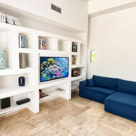 Vila Contemporary With Southern Charm And Pool