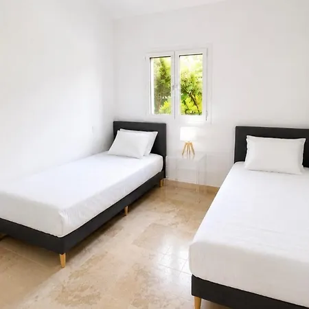 Vila Contemporary With Southern Charm And Pool