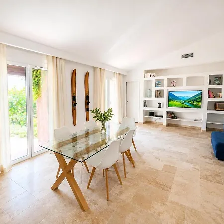 Contemporary With Southern Charm And Pool Vila